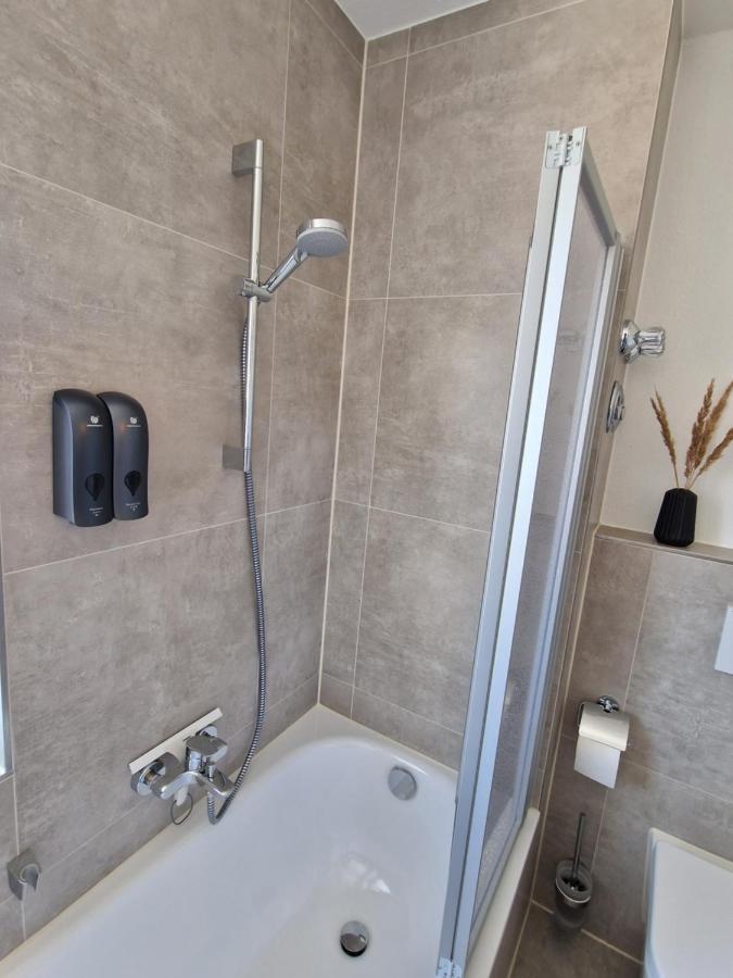 C4s Come4stay - 3-zi Whg I Zentrale Lage I Parkplatz I Balkon I Wifi I Smarttv I 1 Kingsize, 1 Queensize Bett I Office Arbeitsplatz I Wohnbereich Mit Couch Und Essbereich I Voll Ausgestattete Kueche I Nespresso Альтёттинг