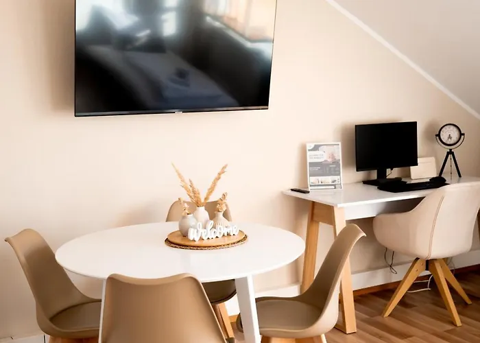 C4S Come4Stay Altoetting - 3-Zi Whg I Zentrale Lage I Parkplatz I Balkon I Wifi I Smarttv I 1 Kingsize, 1 Queensize Bett I Office Arbeitsplatz I Wohnbereich Mit Couch Und Essbereich I Voll Ausgestattete Kueche I Nespresso