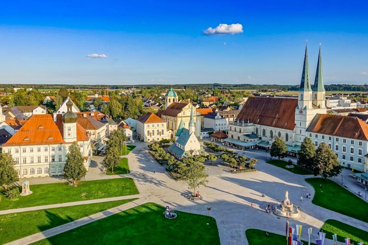 Apartment C4s Come4stay - 3-zi Whg I Zentrale Lage I Parkplatz I Balkon I Wifi I Smarttv I 1 Kingsize, 1 Queensize Bett I Office Arbeitsplatz I Wohnbereich Mit Couch Und Essbereich I Voll Ausgestattete Kueche I Nespresso Altötting
