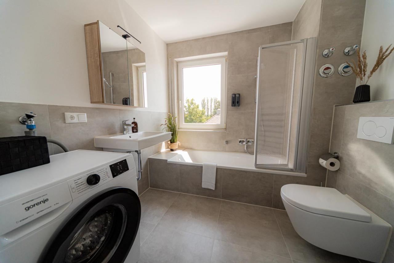 Apartment C4s Come4stay - 3-zi Whg I Zentrale Lage I Parkplatz I Balkon I Wifi I Smarttv I 1 Kingsize, 1 Queensize Bett I Office Arbeitsplatz I Wohnbereich Mit Couch Und Essbereich I Voll Ausgestattete Kueche I Nespresso *