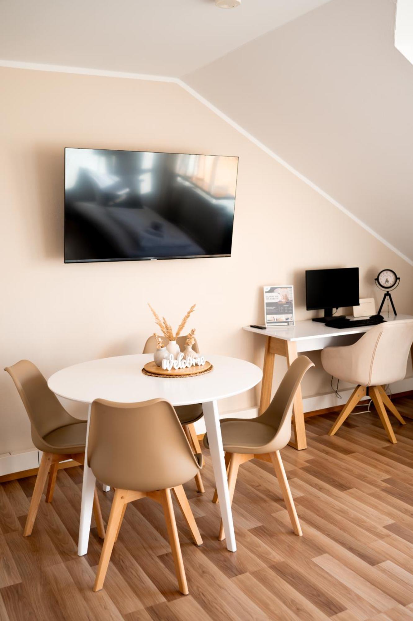 C4s Come4stay - 3-zi Whg I Zentrale Lage I Parkplatz I Balkon I Wifi I Smarttv I 1 Kingsize, 1 Queensize Bett I Office Arbeitsplatz I Wohnbereich Mit Couch Und Essbereich I Voll Ausgestattete Kueche I Nespresso Apartment Altötting